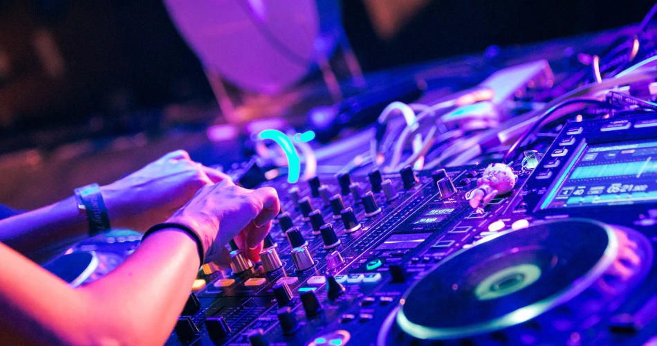 Best Nightlife in Bakersfield: Top Bars, Clubs & Late-Night Spots