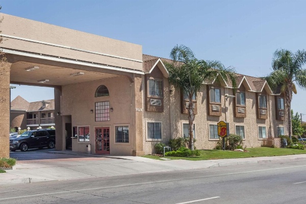 Super 8 by Wyndham Bakersfield South CA image 1