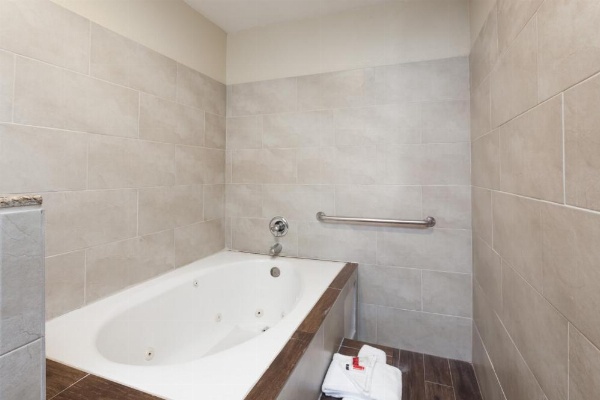 Super 8 by Wyndham Bakersfield South CA image 15
