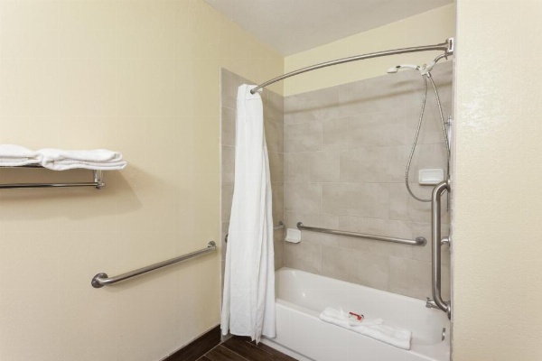 Super 8 by Wyndham Bakersfield South CA image 19