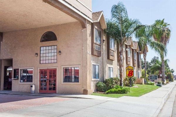 Super 8 by Wyndham Bakersfield South CA image 2