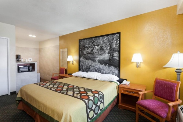 Super 8 by Wyndham Bakersfield South CA image 29
