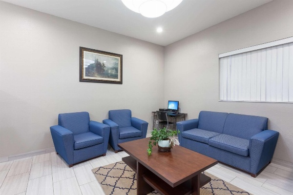 Super 8 by Wyndham Bakersfield South CA image 3