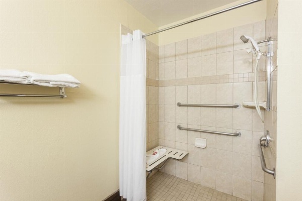 Super 8 by Wyndham Bakersfield South CA image 32