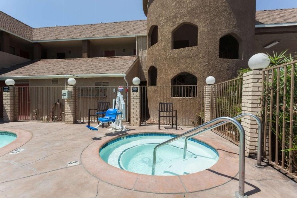Super 8 by Wyndham Bakersfield South CA image 5