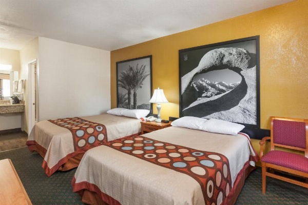 Super 8 by Wyndham Bakersfield South CA image 7