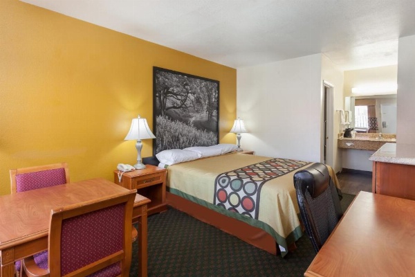 Super 8 by Wyndham Bakersfield South CA image 8